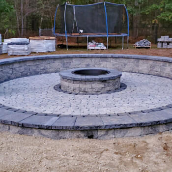 Block wall surrounding fire pit
